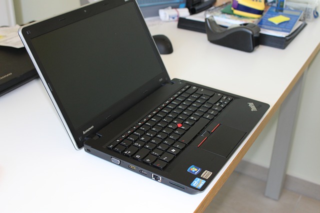 notebook, stůl, kancelář