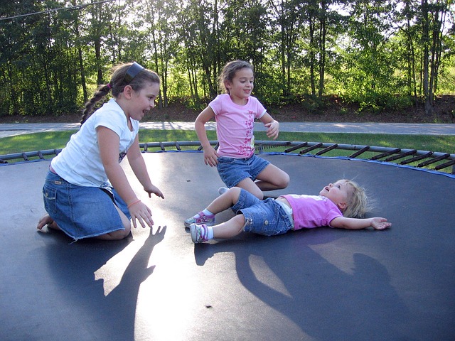 dívky na trampolíně