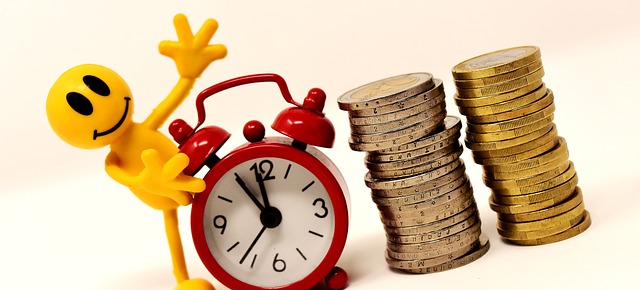 čas jsou peníze – budík, mince a figurka.jpg