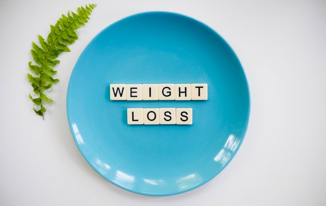 nápis na modrém talíři – weight loss