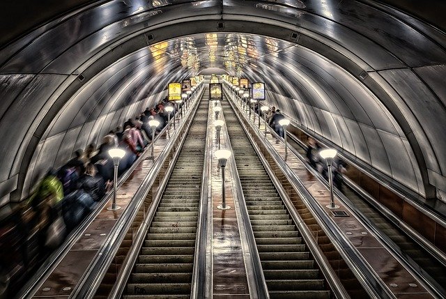 dlouhé jezdící schody v metru.jpg